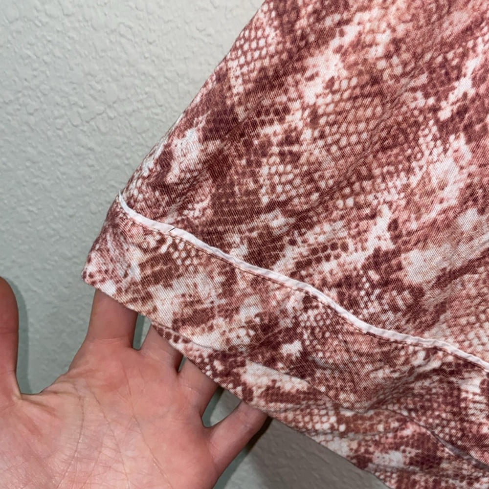 🐆Adorable Victoria Secret Women's Pink Snake Print Shorts! - Picture 3 of 8